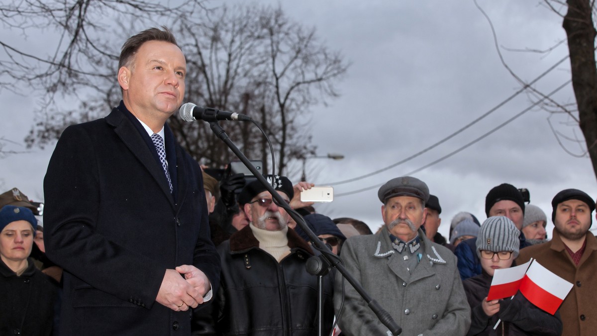 W ramach obchodów Narodowego Dnia Pamięci "Żołnierzy Wyklętych" prezydent Andrzej Duda złożył dzisiaj po południu wieniec pod pomnikiem upamiętniającym kpt. Kazimierza Kamieńskiego ps. Huzar i jego żołnierzy w Wysokiem Mazowieckiem. Wcześniej spotkał się z miejscowymi kombatantami.