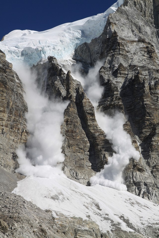 Lawina na Pumori ("sąsiednia" dla Everestu góra)