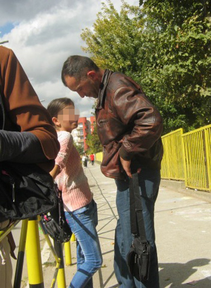 Nenad Stevanović sa devojčicom (13) ispred škole u Vranju naočigled prolaznika
