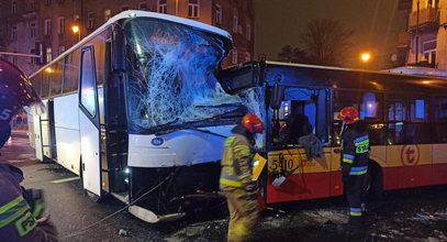 Na Pradze Północ dwa autobusy huknęły w siebie z potworną siłą. Straszny widok!