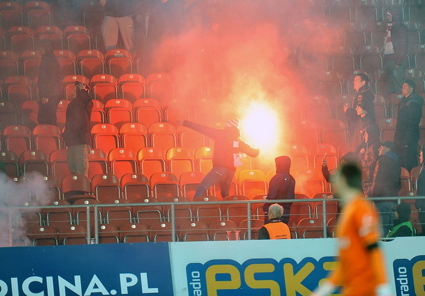 Zamieszki podczas meczu Cracovia – Pogoń (kwiecień 2015). Fot. PressFocus