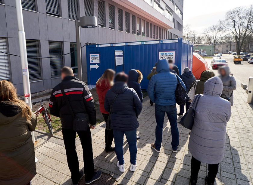 Jak wygląda badanie na koronawirusa? Mamy zdjęcia ze szpitala