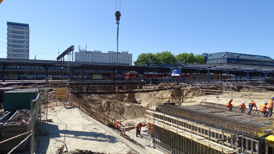 Na stacji Olsztyn Główny powstaje nowy peron i tunel na Zatorze [ZDJĘCIA]