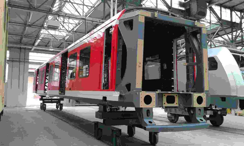 W 2016 r. Bombardier rozpocznie w stolicy Dolnego Śląska produkcję nadwozi superszybkich pociągów ICx dla DB, które mają jeździć z prędkością ponad 250 km/h. Na razie przewoźnik zamówił w konsorcjum Siemensa i Bombardiera 130 pociągów. Ale umowa ramowa przewiduje, że zlecenie może zostać zwiększone do 300 sztuk. Pierwsze ICx mają pojawić się na torach w 2016 r. Podobnie jak z kontraktem dla Hamburga zlecenie będzie realizowane wspólnie z fabryką w Hennigsdorfie. Według Krzysztofa Gablankowskiego, prezesa Bombardier Transportation Polska, produkcje pudeł dla ICx stwarza perspektywę zamówień dla zakładu we Wrocławiu na co najmniej 10 kolejnych lat. Oznacza to utworzenie po 2016 r. ok. stu nowych miejsc pracy. Dzisiaj zatrudnionych jest ponad 700 osób. Kosztem 50 mln euro powstaje już nowa hala produkcyjna i nowa lakiernia. Na zdjęciu: Bombardier montuje we Wrocławiu podzespoły podwozia ścian kabiny i dachu