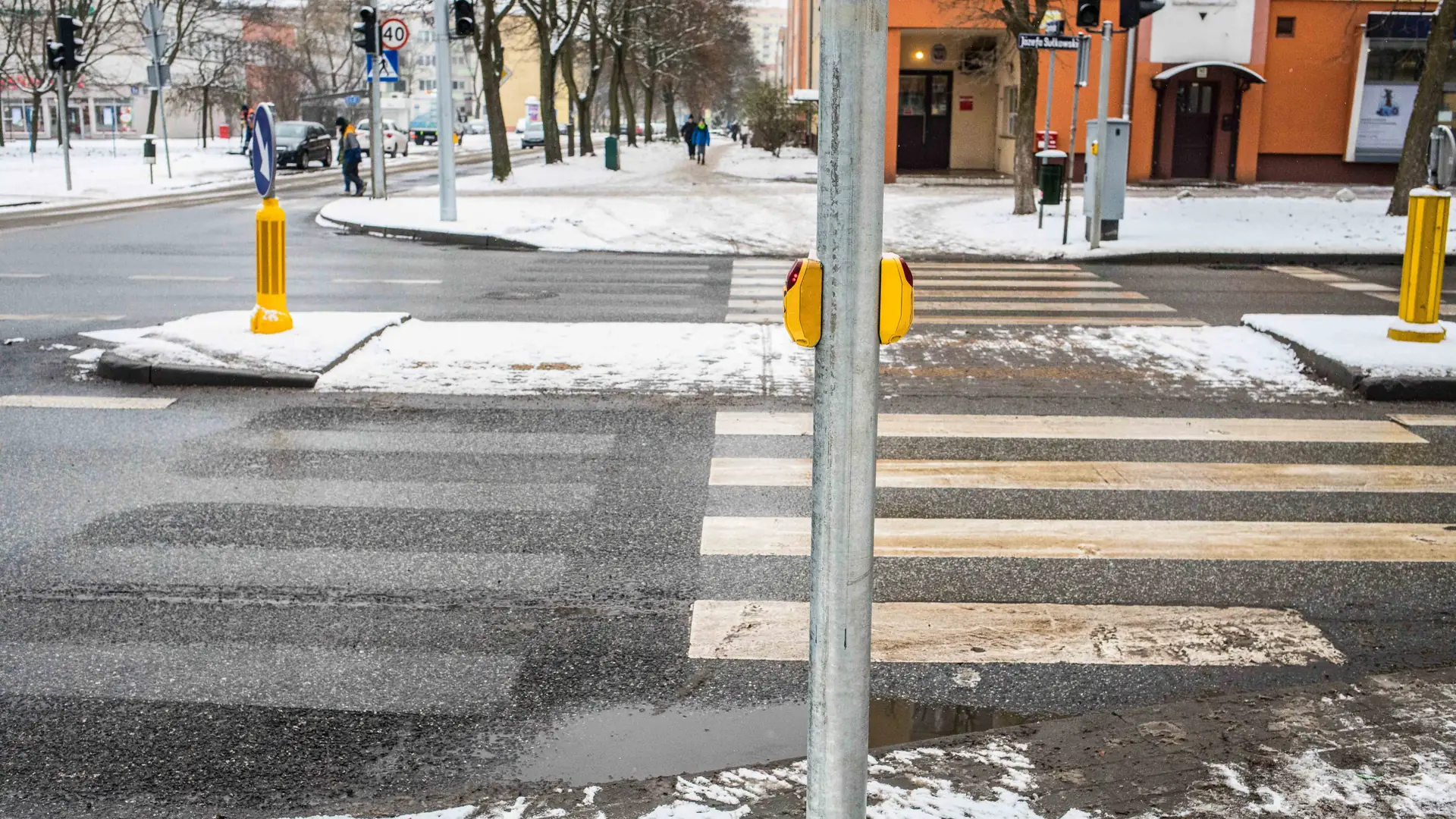 Niewidomi są kierowani prosto na słup. Miasto tłumaczy: "Mieliśmy pieniądze"