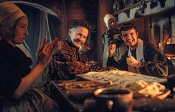 Kontrowersje wokół zarobków na planie serialu "1670". "Pomagają wczuć się w chłopa"