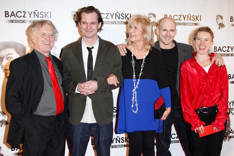 Radosław i Kordian Piwowarski z rodziną na premierze filmu 'Baczyński'