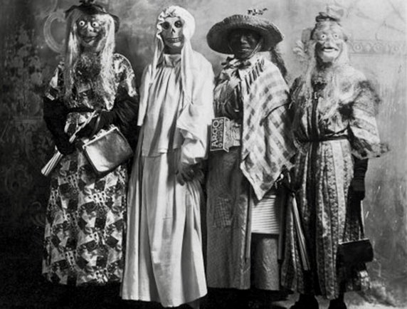 Pierwszą książkę o Halloween w USA "The Book of Hallowe'en" napisała w 1919 r. amerykańska historyk i pisarka Ruth Edna Kelley z Massachusetts