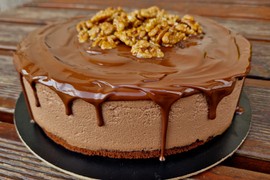 Kad je iznesete na sto, svi zaneme: KRALJEVSKA TORTA se pravi od 16 jaja, prepuna je oraha i čokolade, ne sprema se često, ali kad je napravite - pamti se zauvek