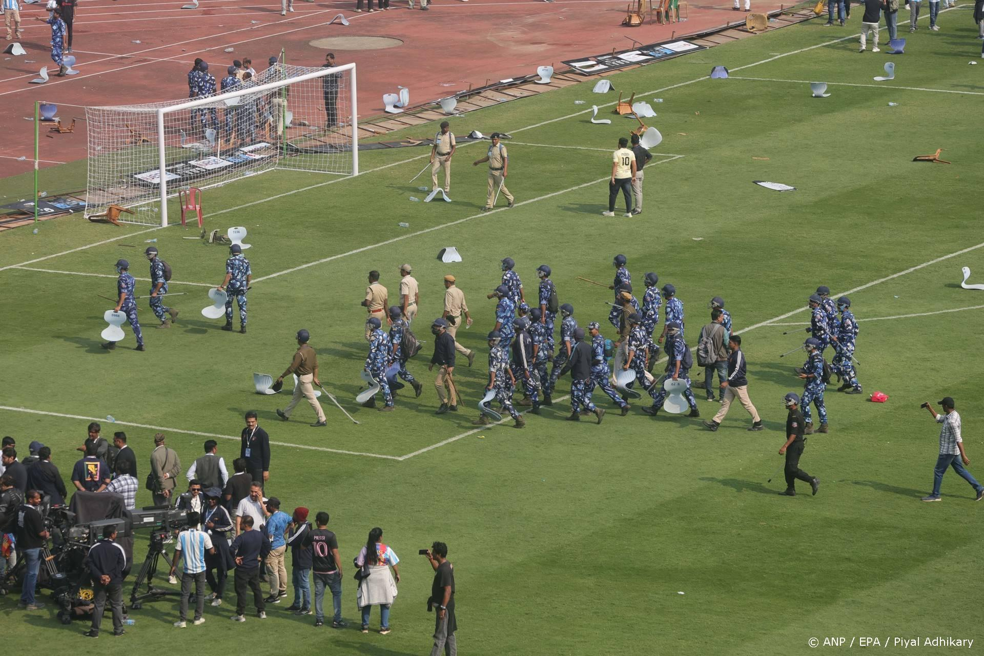 Chaos bij Messi in Calcutta: fans betalen €112, gooien stoelen op het veld