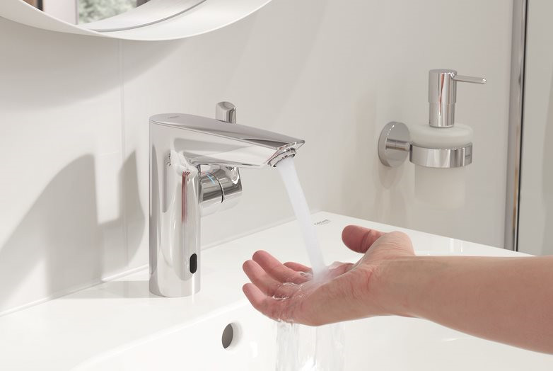 GROHE Eurosmart 2w1 – rozwiązanie do łazienki łączące bezdotykową i manualną obsługę