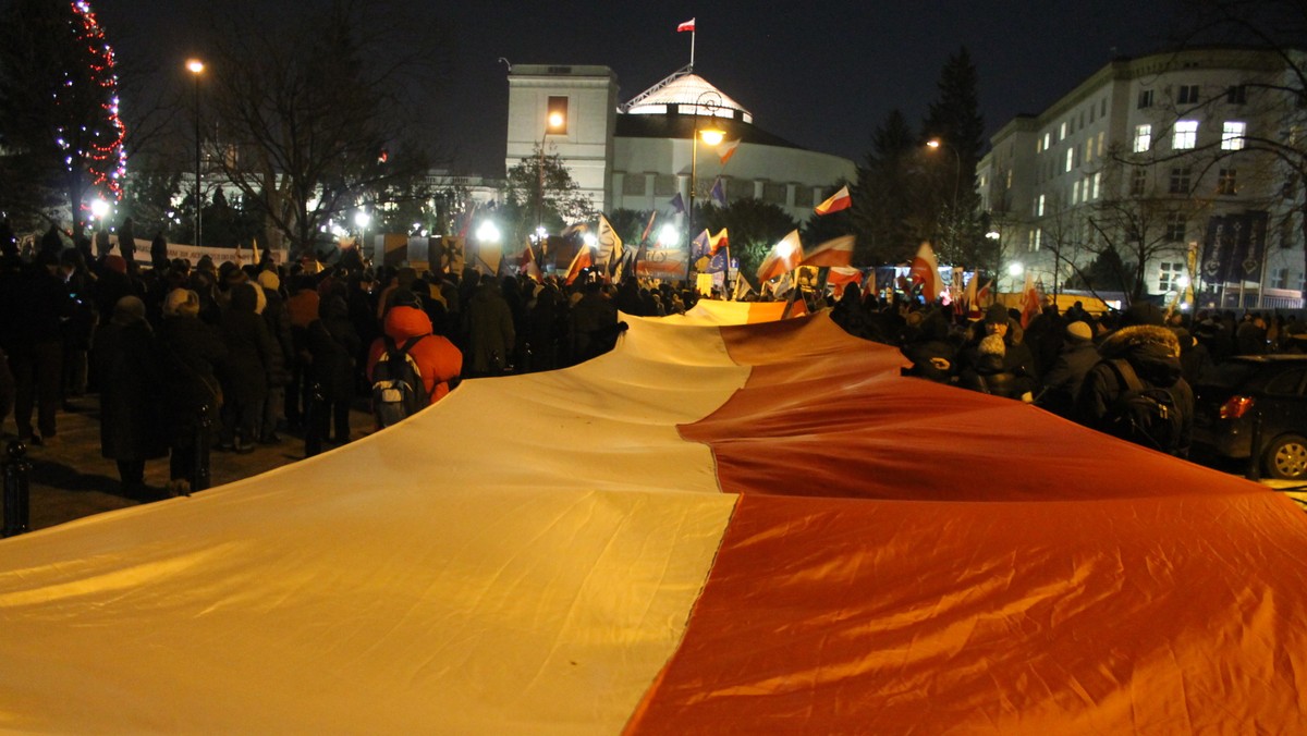 Uczestniczka manifestacji przed Sejmem 16 grudnia 2016 r. usłyszała dziś w prokuraturze zarzut publicznego znieważenia osoby i utrudniania krytyki prasowej. To piąta osoba z zarzutami w tej sprawie.