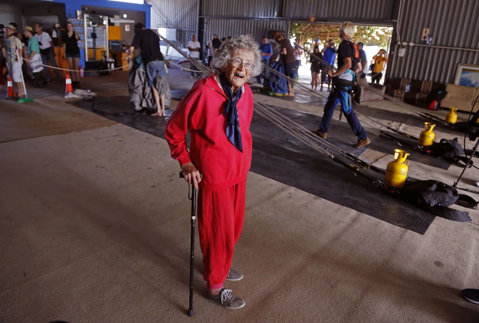 Iako se kreće pomoću štapa, to je nije sprečilo da skoči iz aviona