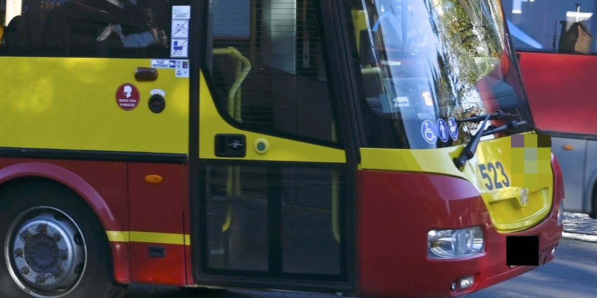 Łaski radny doprowadził do gwałtownego hamowania autobusu i wygrażał jego kierowcy. Dostał wysoki mandat