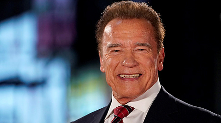 Arnold Schwarzenegger üzent a 10 éves Dottinak/ Fotó: MTI/EPA/Franck Robichon