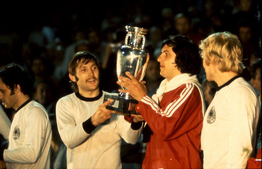 Antonin Panenka (z lewej) świętuje tytuł mistrza Europy 1976