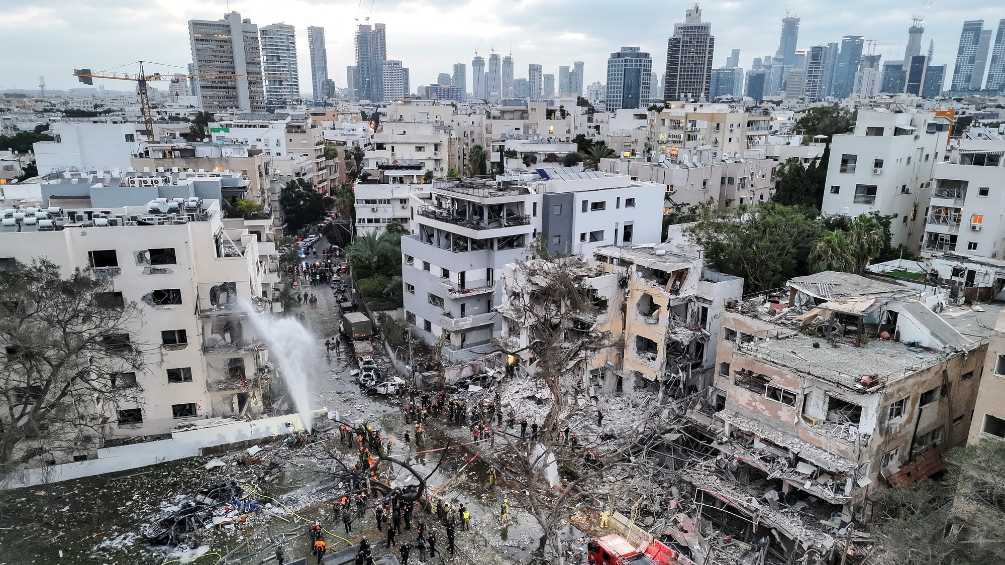 Fotografia z dronu ukazuje škody na obytných domoch v mieste dopadu po raketovom útoku Iránu na Izrael v Tel Avive, REUTERS/Moshe Mizrahi