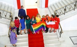 Kolorowe stroje i tęczowa flaga. Tak posłanki Lewicy broniły LGBT na zaprzysiężeniu Dudy [FOTO]