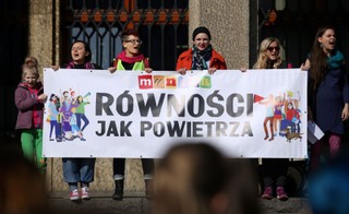 Kobiety wciąż muszą walczyć, by je usłyszano: Nawet w sondach ulicznych częściej wypowiadają się mężczyźni