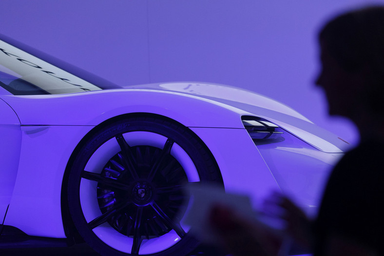 Porsche Taycan wyposażone jest w lekkie 22-calowe aero felgi z tyłu i 21-calowe z przodu.<br> Napęd Taycana stanowią dwa silniki synchroniczne z magnesem stałym PSM o napięciu 800 V po jednym na każdą oś, dające łączną moc systemową około 600 KM (440 kW). <br> Dzięki tym silnikom Taycan od 0 do 100 km/h przyśpieszy w niecałe 3,5 sekundy, natomiast prędkość 200 km/h osiągnie w mniej niż 12 s.<br> Prędkość maksymalna to 250 km/h, a zasięg około 500 km.