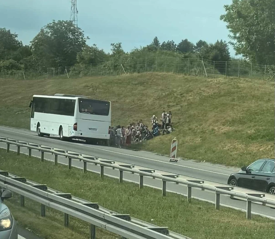 Autobus se pokvario nasred auto-puta kod Beške, deca sede na poljani
