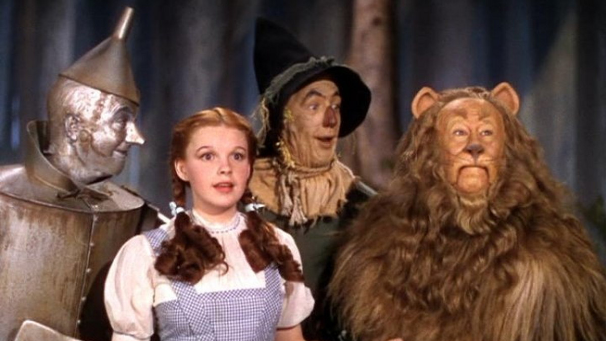 „Czarnoksiężnik z Oz” był w 1939 roku, kiedy wchodził na amerykańskie ekrany, ogromnym wydarzeniem, ale później, w trakcie kolejnych dekad, stał się prawdziwym kulturowym fenomenem, większym niż „Harry Potter”, „Zmierzch” oraz „Igrzyska śmierci” razem wzięte.
