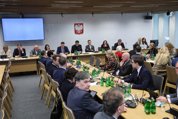 Sejmowa komisja "zwraca się do prezesa Rady Ministrów z wnioskiem o podjęcie działań w ramach obowiązujących przepisów prawnych mających na celu ograniczenie strat finansowych" poszkodowanym na skutek restrukturyzacji banku samorządów