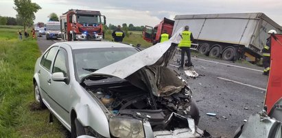 Śmiertelny wypadek pod Bełchatowem. Kierowca wjechał pod tira