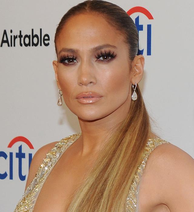 Jennifer Lopez szado-mazo ruhában ünnepelte 50. születésnapját - Glamour