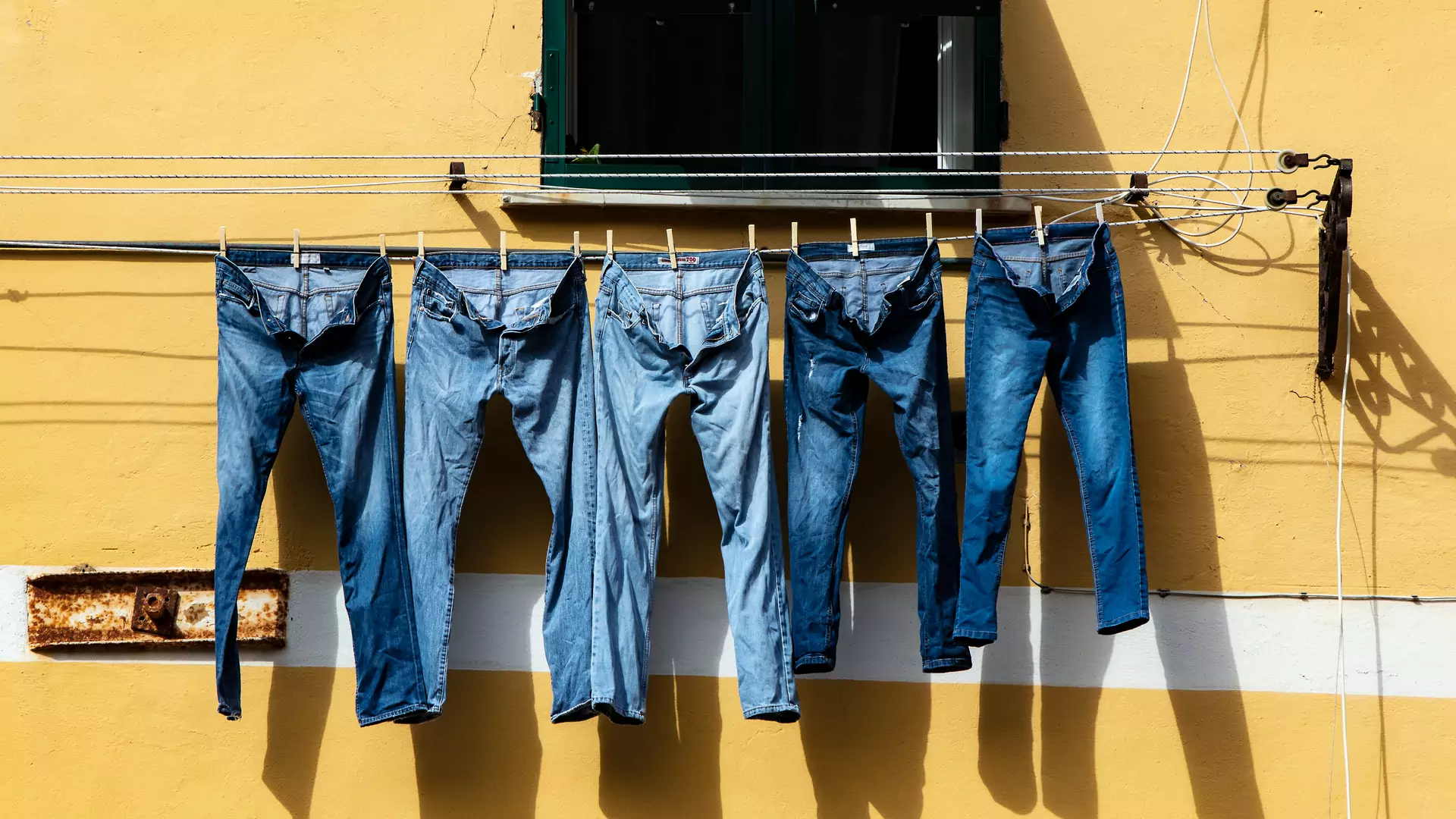 Jak często powinnaś prać dżinsy? Odpowiedź ekspertów może zaskoczyć