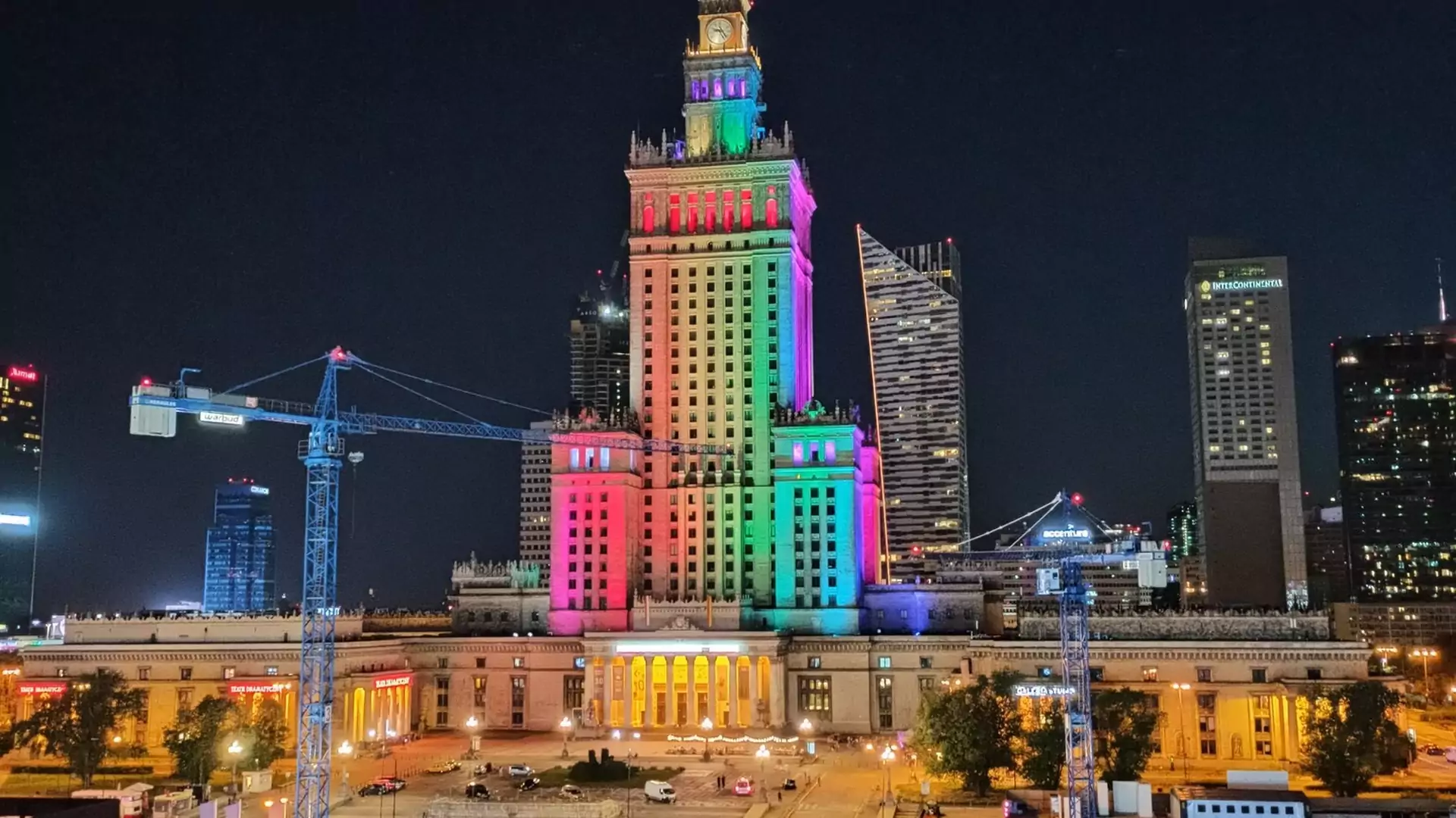 Pałac Kultury i Nauki w kolorach tęczy na znak solidarności stolicy ze społecznością LGBT+