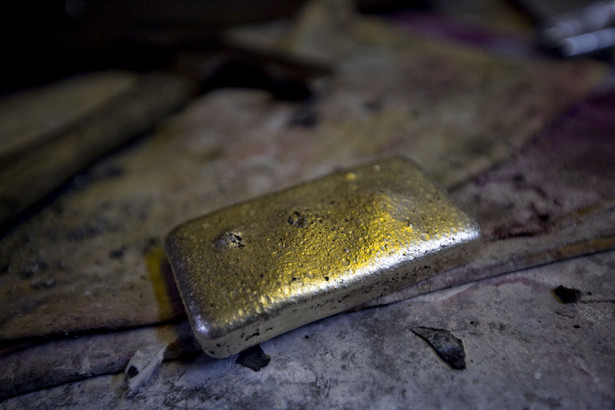 Świeżo odlana sztabka złota w Dvir & Stoler Refining w Nowym Jorku, USA.