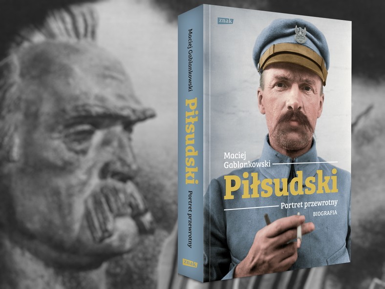 Artykuł stanowi fragment książki Macieja Gablankowskiego pt. "Piłsudski. Portret przewrotny. Biografia". Książka ukazała się nakładem SIW Znak