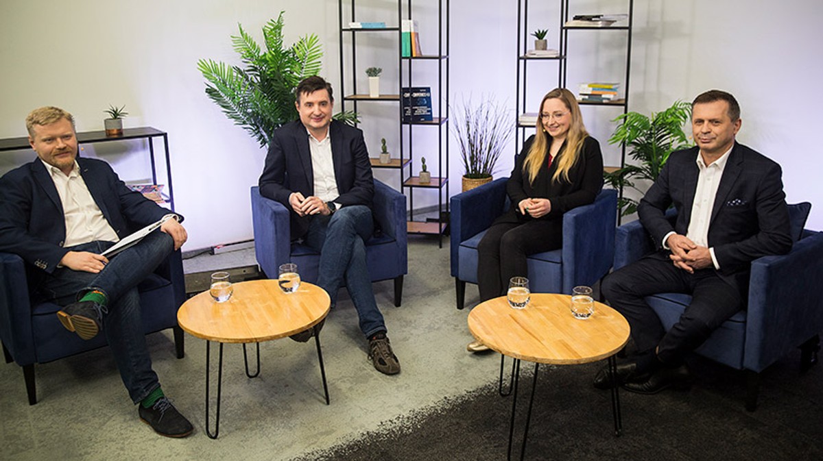 Uczestnicy debaty: dr Paweł Poszytek, dyrektor generalny Narodowej Agencji Programu Erasmus+ i Europejskiego Korpusu Solidarności, dr hab. Stanisław Mazur, rektor Uniwersytetu Ekonomicznego w Krakowie, Marianna Pikul, Akademicki Związek Sportowy, laureatka konkursu Młody EDUinspirator 2021, dr Tomasz Rożek, redaktor naczelny działu Nauka i Gospodarka w tygodniku „Gość Niedzielny”, prowadzący kanał edukacyjny „Nauka. To Lubię” (uczestnik online), moderator: Jakub Kapiszewski, dziennikarz DGP