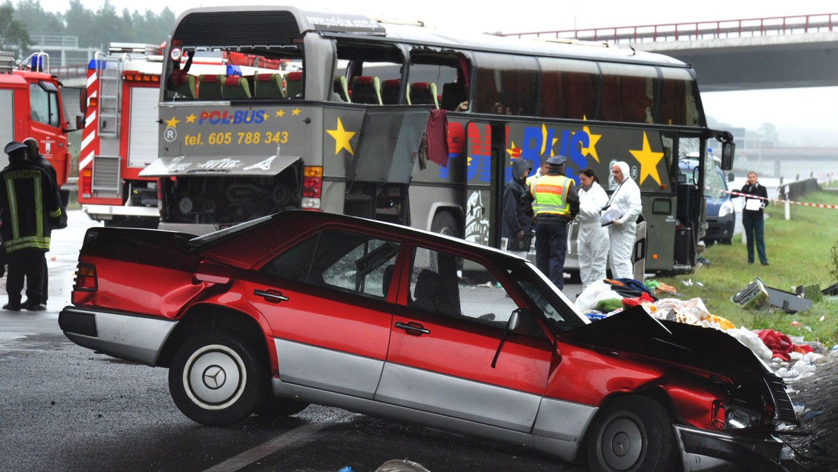 Komendant policji we Frankfurcie nad Menem Arne Feuring powiedział na konferencji prasowej w Poczdamie, że zidentyfikowano już 6 z 13 ofiar śmiertelnych niedzielnej katastrofy polskiego autokaru koło Berlina.