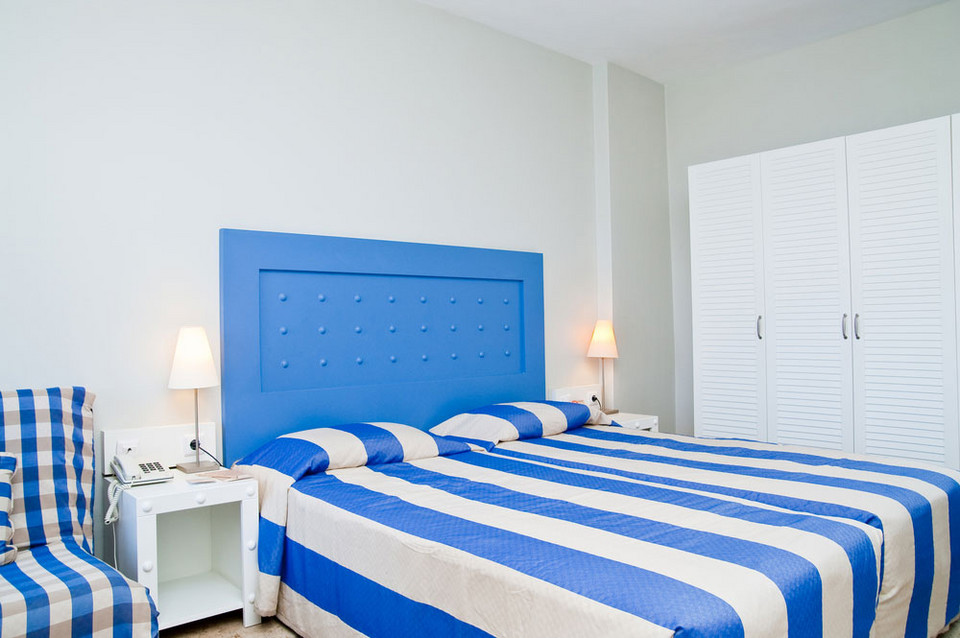 Niebieskie nakrycie łóżka