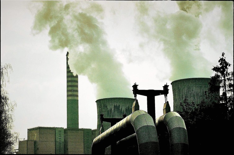 Pod względem finansowym prąd z Bełchatowa jest tani, jednak okolica ponosi ogromne koszty ekologiczne. Wiele się mówi o skażeniu powietrza i emisji gazów cieplarnianych.  W wyniku działania elektrowni do atmosfery są uwalniane tlenki siarki, tlenki azotu, pyły, a także liczne metale ciężkie, takie jak rtęć. Mogą one powodować zaburzenia układu oddechowego i krwionośnego i przyczyniają się do występowania raka płuc oraz astmy. 

Na zdjęciu: Elektrownia Bełchatów