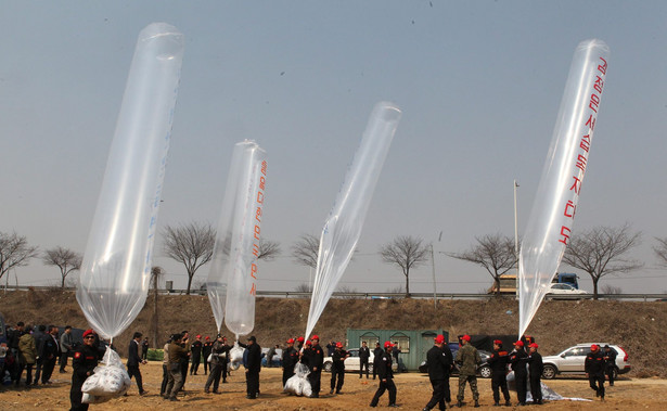 Południowi Koreańzycy wysyłają do komunistycznych sąsiadów ulotki balonami
