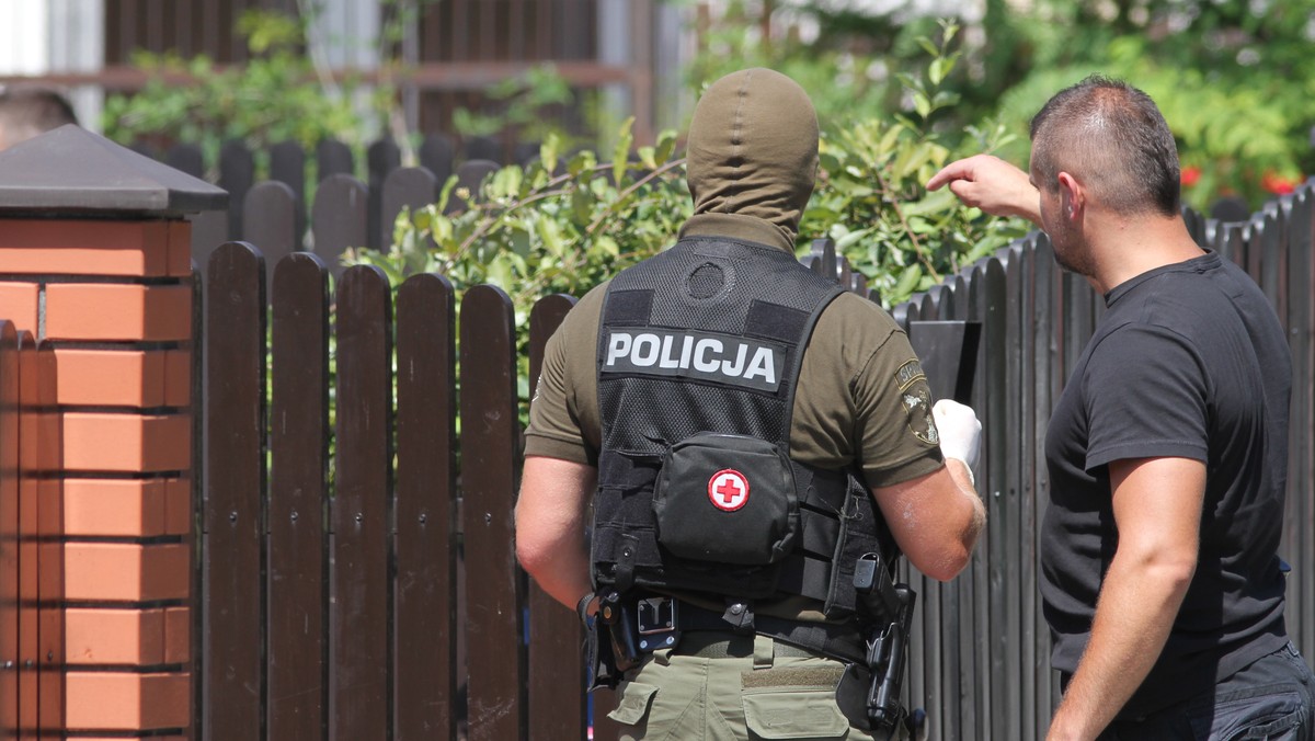 Policja opublikowała portrety pamięciowe podejrzewanych o podkładanie ładunków wybuchowych w Krakowie. Z dotychczasowych ustaleń wynika, że osoby poszkodowane nie były przypadkowe. Z nieoficjalnych informacji PAP wynika, że wszystkie prowadziły jakieś interesy.