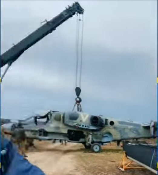 Rosyjski śmigłowiec szturmowy Ka-52 zdobyty przez Ukraińców po awaryjnym lądowaniu w wyniku uszkodzeń bojowych został zabezpieczony i po demontażu ewakuowany ze strefy walk