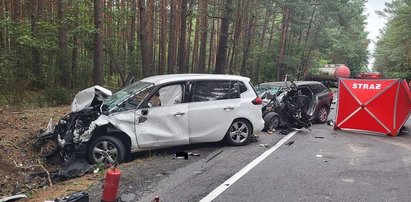 Wepchnął peugeota pod cysternę. Kierowca tego nie przeżył. Sprawca tragedii uciekł