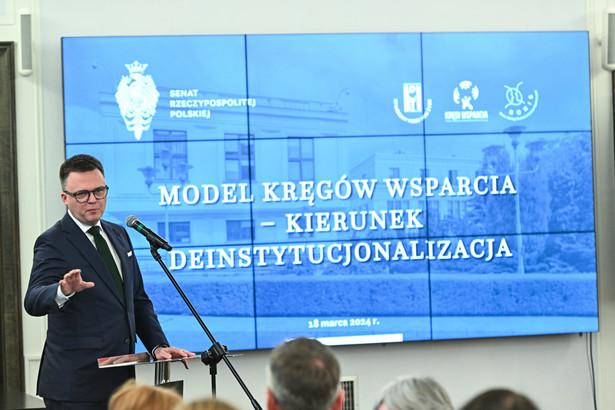 Marszałek Sejmu Szymon Hołownia podczas konferencji pt. „Model Kręgów Wsparcia – kierunek: deinstytucjonalizacja”, w Senacie w Warszawie