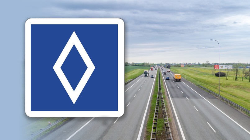 Biały romb na niebieskim tle. Nowy znak drogowy