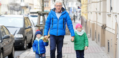 Hubert Urbański na spacerze z dziećmi. Ale zarósł