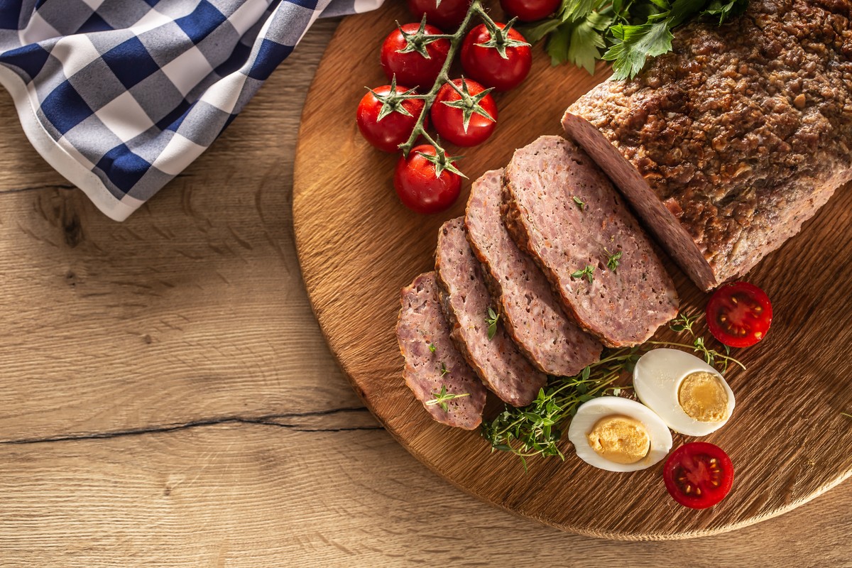 Pieczeń rzymska sprawdzi się jako pyszne danie obiadowe i dodatek do kanapek