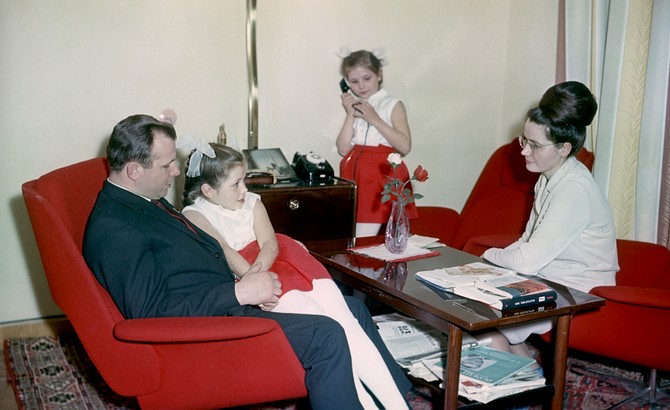 Gagarin u svom stanu sa suprugom Valentinom i ćerkama Jelenom i Galinom, 1967.