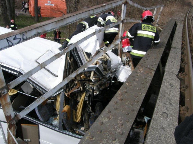 Autokar szkolny z 49 osobami uderzył w wiadukt w centrum Świdnicy