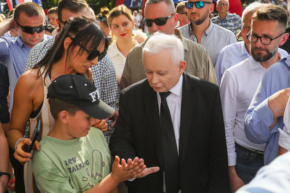 Wicepremier, prezes PiS Jarosław Kaczyński (C) i poseł PiS Radosław Fogiel (P)