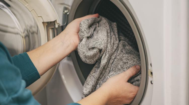 Te is így mosod a ruháidat? Ne tedd, nagy károkat okozhatsz vele! Fotó: Getty Images