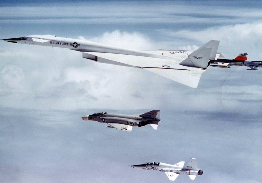 AV2 (62-0207) podczas feralnego lotu 8 czerwca 1966 roku w towarzystwie samolotów F-4B Phantom II, T-38A Talon, F-104N Starfighter i YF-5A Freedom Fighter. Za sterami AV2 zasiadali wówczas Al White z NAA i Maj. Carl S. Cross z USAF.